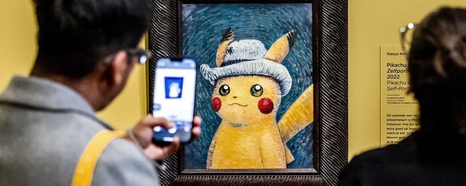 Des gens regardant une peinture de Pikachu inspirée par Van Gogh au Van Gogh Museum d'Amsterdam. [Keystone - REMKO DE WAAL]