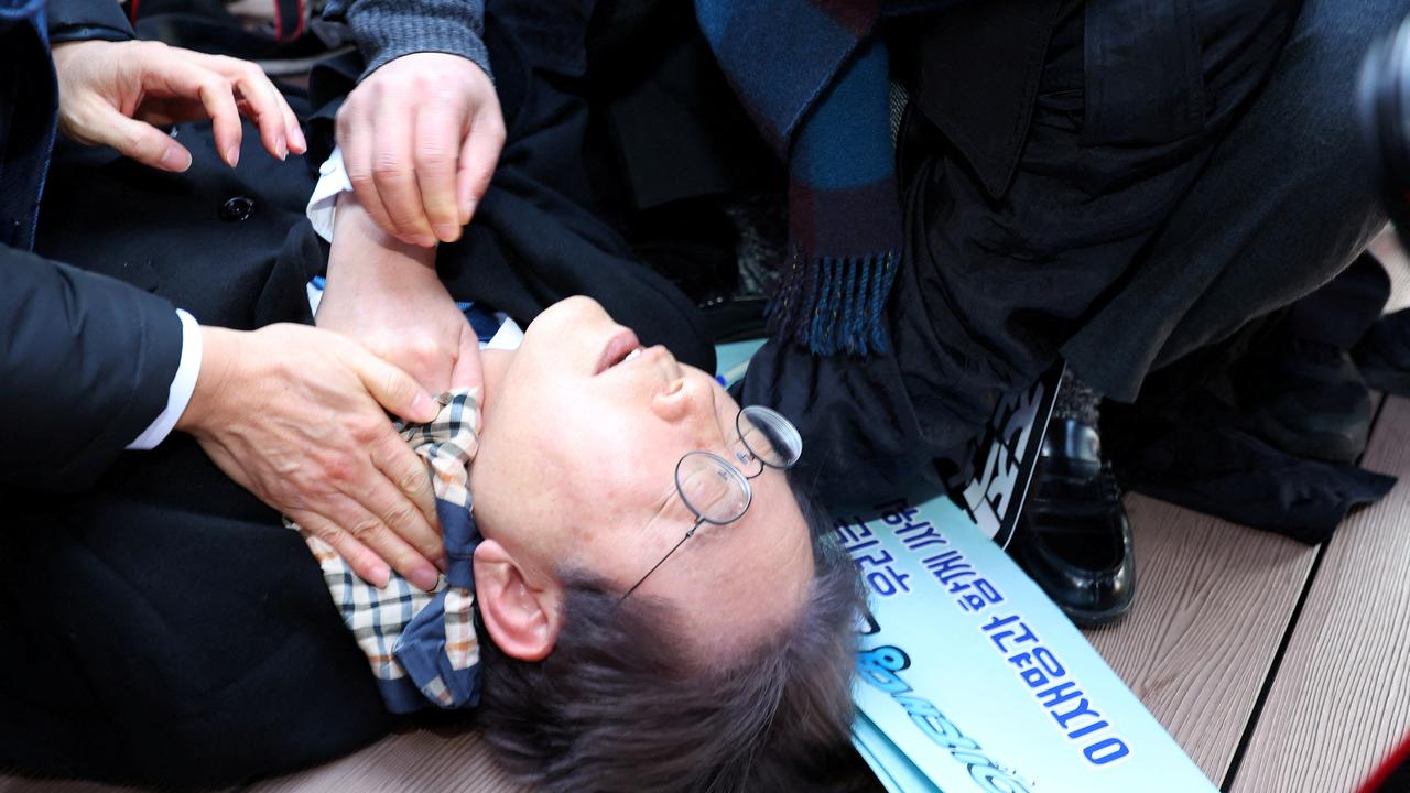 Le chef de file de l'opposition sud-coréenne Lee Jae-myung a été poignardé au cou. [Yonhap via Reuters]
