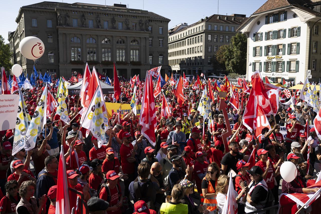 Plusieurs milliers de personnes ont défilé samedi 21 septembre à Berne à l'appel des syndicats pour exiger de meilleurs salaires. [KEYSTONE - ANTHONY ANEX]