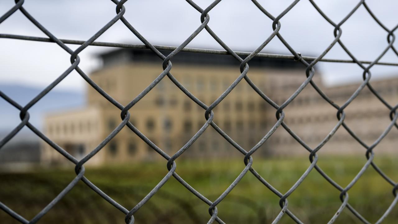 Le taux de suicide des personnes enfermées dans les prisons suisses est bien trop haut. [Keystone - Jean-Christophe Bott]