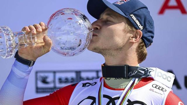 Marco Odermatt remporte son 4e globe de la saison. [Keystone]