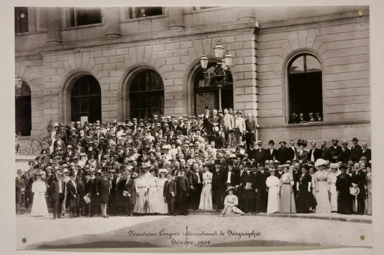 Les participantes et participants au 9e Congrès international de géographie, photographiés à Genève en juillet 1908. [SWI swissinfo.ch - Paula Dupraz-Dobias]