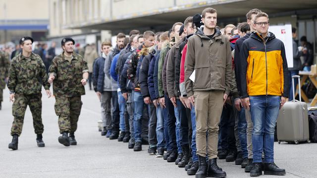 Des jeunes Suisses débutent leur école de recrues. [Keystone - Peter Klaunzer]