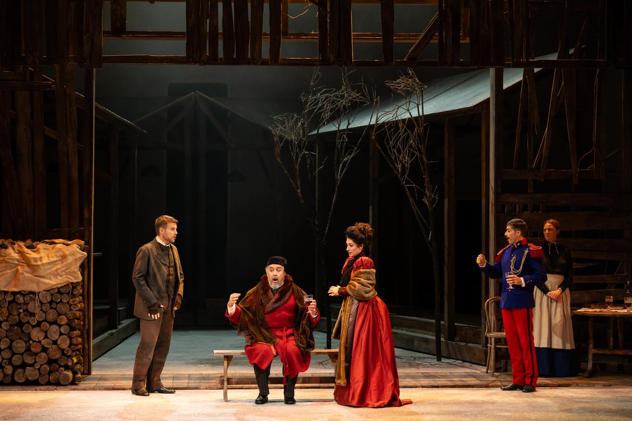 Fortunio (Pierre Derhet), Maître André (Marc Barrard), Jacqueline (Sandrine Buendia) et Clavaroche (Christophe Gay) dans la mise en scène de "Fortunio" signée Denis Podalydès. [Opéra de Lausanne - Carole Parodi]