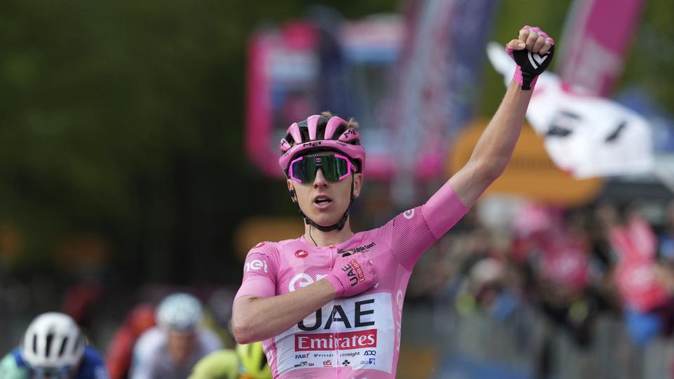 Tadej Pogacar s'impose pour la 3e fois lors de cette édition du Giro. [KEYSTONE - GIAN MATTIA D'ALBERTO]