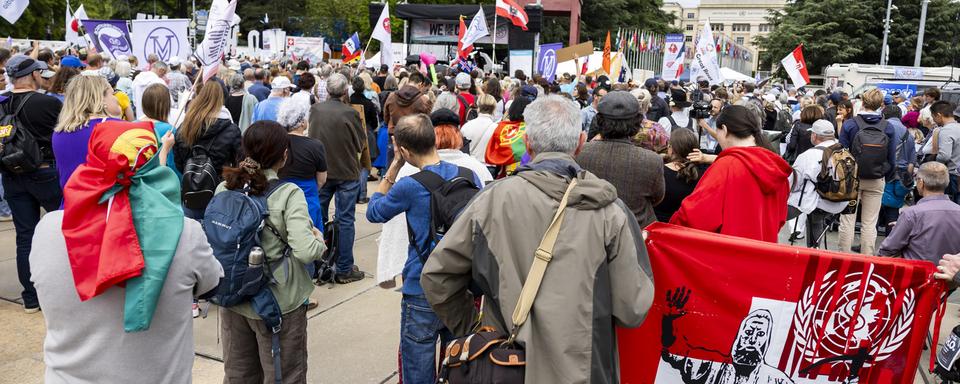 Plusieurs centaines de personnes manifestent devant le siège de l'OMS à Genève contre le traité anti-pandémie qui est en discussion. [Keystone - Salvatore Di Nolfi]