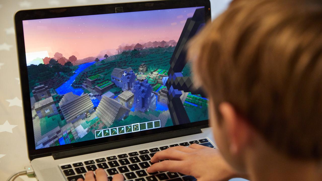 Un jeune garçon joue à Minecarft sur son ordinateur. [Keystone - Georg Wendt]