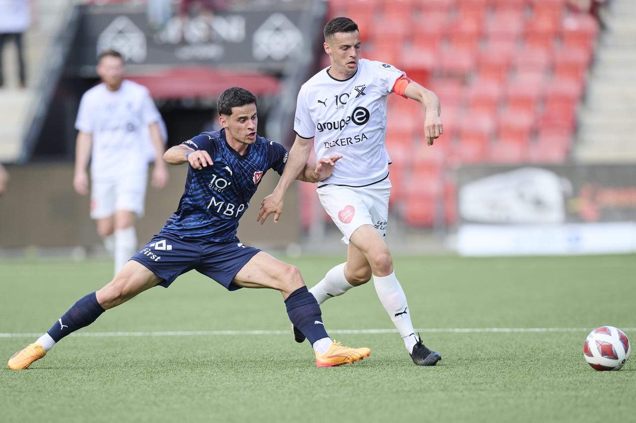 Les Xamaxiens et Kenan Fatkic (droite) sont à la lutte avec Vaduz pour la 3e place. [freshfocus - Michael Zanghellini/freshfocus]