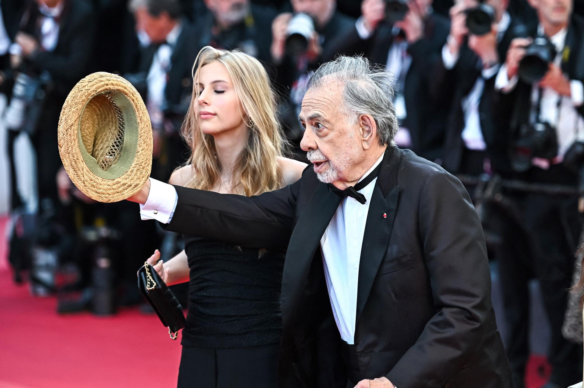 Le réalisateur Francis Ford Coppola et sa petite-fille Romy Croquet sur le tapis rouge du Festival de Cannes le 16 mai 2024 pour la présentation de "Megalopolis". [AFP - Stefanos Kyriazis]