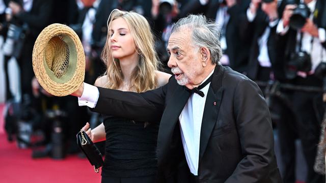Le réalisateur Francis Ford Coppola et sa petite-fille Romy Croquet sur le tapis rouge du Festival de Cannes le 16 mai 2024 pour la présentation de "Megalopolis". [AFP - Stefanos Kyriazis]