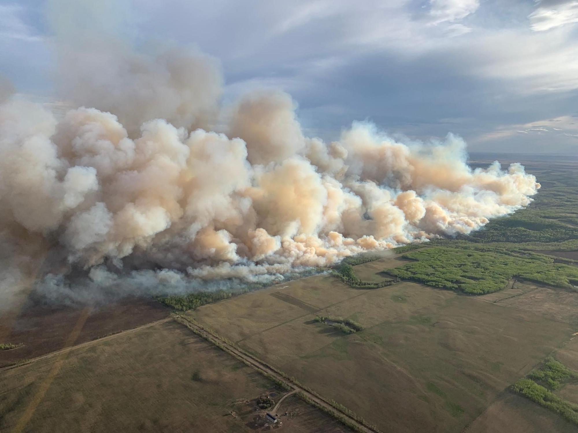 Photo aérienne d'un feu dans la forêt de Grande Prairie, Canada, prise le 10 mai 2024. [AFP - Alberta Wildfire Service /Handout]