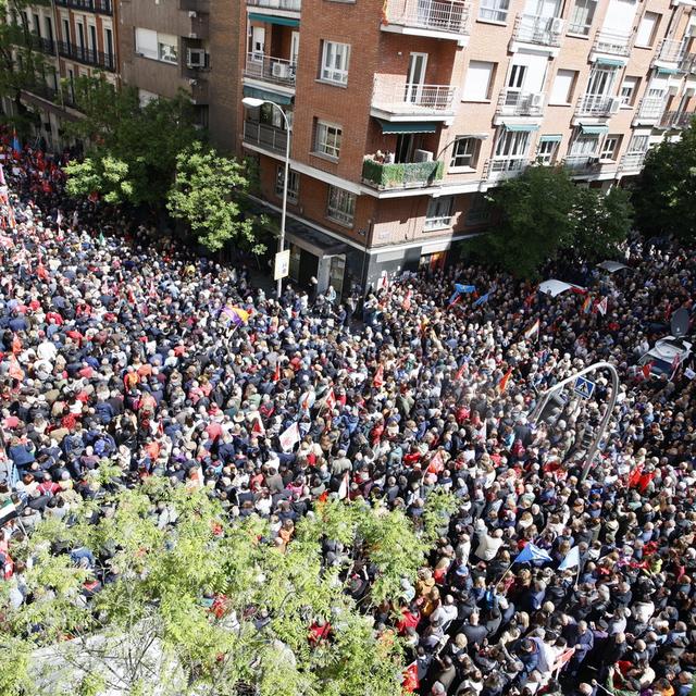 Des manifestants socialistes se mobilisent à Madrid en soutien au Premier ministre Pedro Sanchez. [Keystone - EPA/Fernando Alvarado]