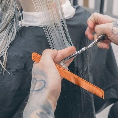 Au Point d’Eau à Lausanne, des coiffeurs professionnels proposent, autant pour les adultes que pour les enfants, des coupes simples pour la modique somme de CHF 5.-. [pointdeau-lausanne.ch]