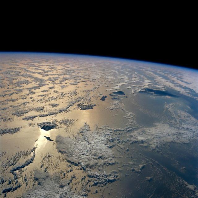 L'ensemble de l'archipel des îles hawaïennes, dans l'océan Pacifique. Image prise le 24 juin 1985. [NASA]