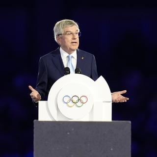 Le président du CIO, Thomas Bach, s'adresse au public lors de la cérémonie de clôture des Jeux olympiques d'été de 2024 au Stade de France, le dimanche 11 août 2024, à Saint-Denis, en France. [AP Photo/KEYSTONE - Ashley Landis]