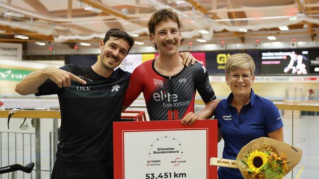 La joie de Valère Thiébaud après avoir battu le record national de l'heure. [Peter Klaunzer - Keystone]