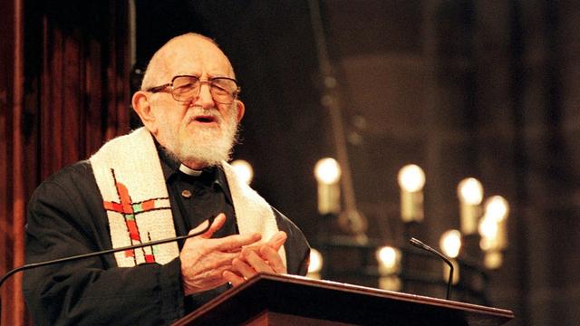 L'abbé Pierre lors d'une cérémonie à la cathédrale Saint-Pierre à Geneve, le 24 janvier 1999. [KEYSTONE - MARTIAL TREZZINI]