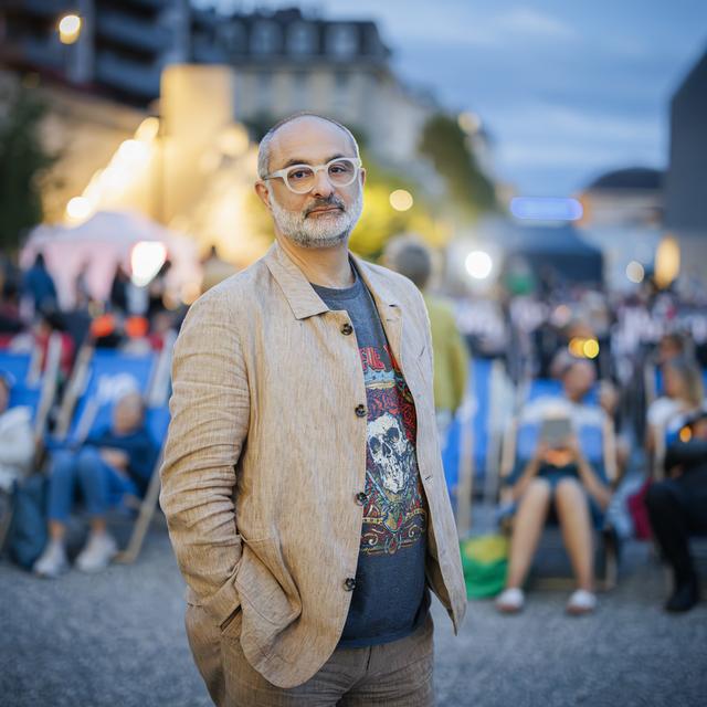 Giona A. Nazzaro, directeur artistique du Locarno Film Festival pose pour un portrait avant une projection sur le batiment du Mudac et Photo Elysee dans le cadre d'une serie de six soirees de cinema open air en collaboration avec le Locarno Film Festival, ce mardi 16 juillet 2024 a Lausanne. (KEYSTONE/Valentin Flauraud) [KEYSTONE - VALENTIN FLAURAUD]