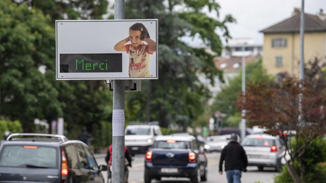 Un radar contre la pollution sonore des voitures et autres véhicules est photographié à Genève le 10 juin 2020 (image d'illustration). [keystone - Martial Trezzini]