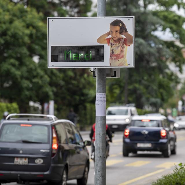 Un radar contre la pollution sonore des voitures et autres véhicules est photographié à Genève le 10 juin 2020 (image d'illustration). [keystone - Martial Trezzini]