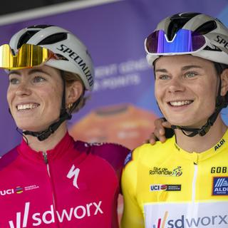 Demi Vollering (gauche) et Lotte Kopecky (droite) se disputeront le titre du Tour de Romandie, bien qu'elles soient coéquipières. [KEYSTONE - Jean-Christophe Bott]