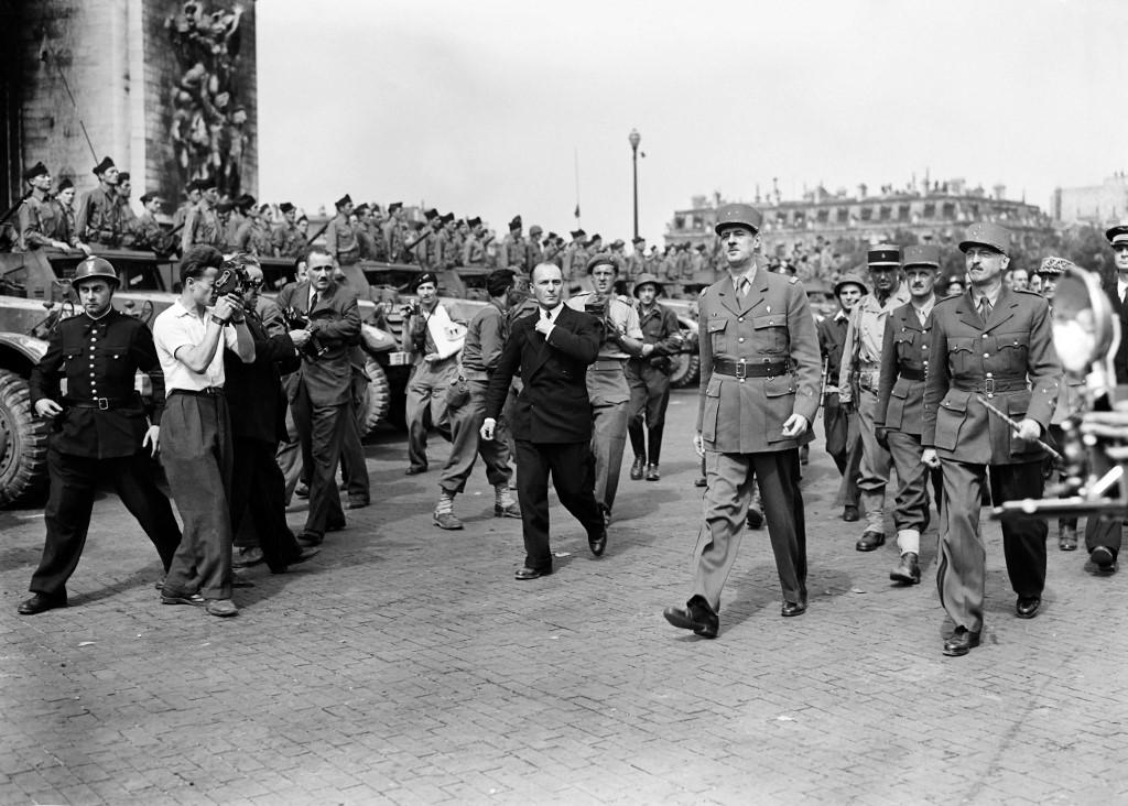 Cette photographie prise le 26 août 1944 montre les généraux français Charles de Gaulle, le général Marie-Pierre Koenig, alias Pierre Koenig et Philippe Leclerc se préparant à descendre les Champs-Elysées pour rejoindre la cathédrale Notre-Dame au lendemain de la Libération de Paris. [AFP]