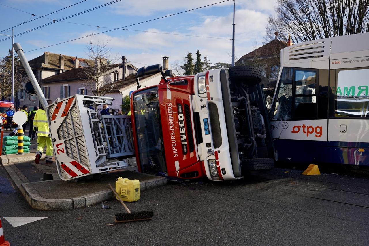 Une collision entre un tram et un camion du Service d'Incendie et de Secours (SIS) s'est produite dimanche matin 15 décembre 2024 à Onex (GE). [Incendie Secours Genève]