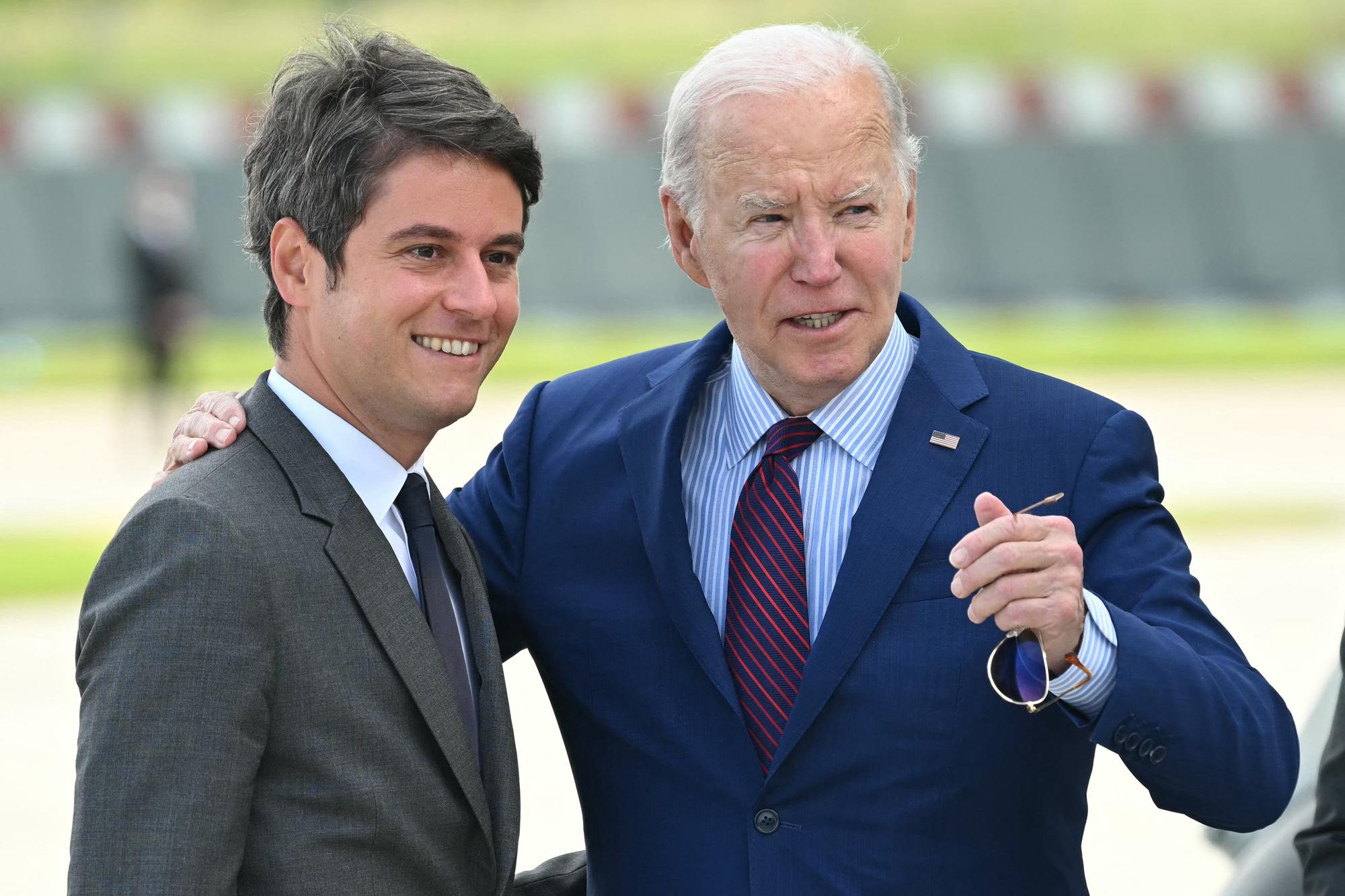 Le président américain Joe Biden est accueilli par le Premier ministre français Gabriel Attal à son arrivée à l'aéroport d'Orly, près de Paris, le 5 juin 2024, alors qu'il se rend en France pour commémorer le 80e anniversaire du D-Day. [AFP - SAUL LOEB]