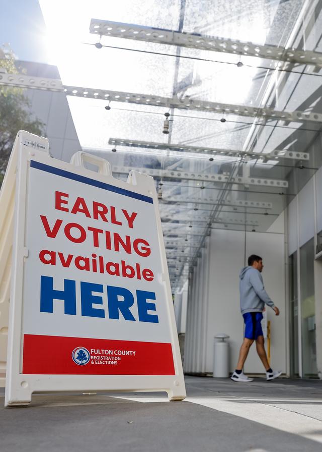 Des électeurs arrivent dans un bureau de vote pour les élections anticipées en Géorgie, le 16 octobre 2024. [KEYSTONE - ERIK S. LESSER]