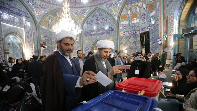 Des religieux iraniens votent lors des élections législatives iraniennes à la mosquée Ershad dans le nord de Téhéran, le 1er mars 2024. [KEYSTONE - ABEDIN TAHERKENAREH]