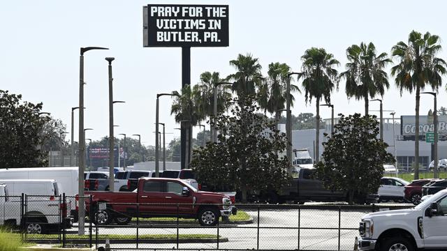 Un panneau de prière en soutien aux victimes de l'attaque pendant la campagne de Donald Trump. [Keystone/AP Photo - Phelan M. Ebenhack]