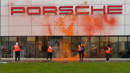 Quatre militants d'act now! ont aspergé la devanture d'un garage Porsche à Crissier (VD), début avril. [Act now!]
