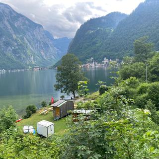 Vue sur Hallstatt depuis la gare ferroviaire. [RTS - Isaure Hiace]