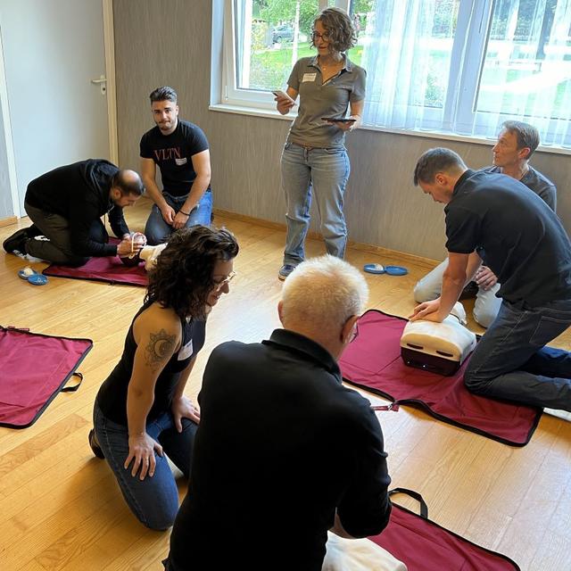 Une formation pour savoir réagir face à l’arrêt cardiaque d'un collègue de travail. [RTS - Gaël Klein]