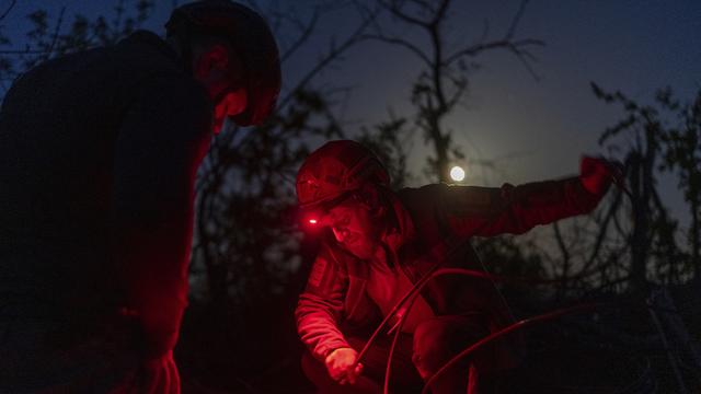 Deux militaires ukrainiens réparent une antenne à l'est. [Keystone/AP Photo - Alex Babenko]