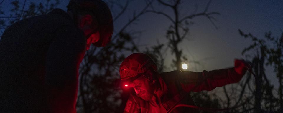 Deux militaires ukrainiens réparent une antenne à l'est. [Keystone/AP Photo - Alex Babenko]