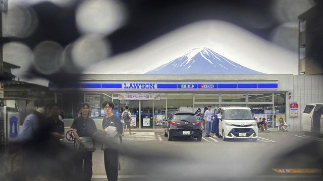 La bâche "anti-Mont Fuji" déjà vandalisée dans une ville japonaise. [KEYSTONE]