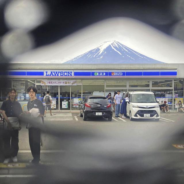 La bâche "anti-Mont Fuji" déjà vandalisée dans une ville japonaise. [KEYSTONE]