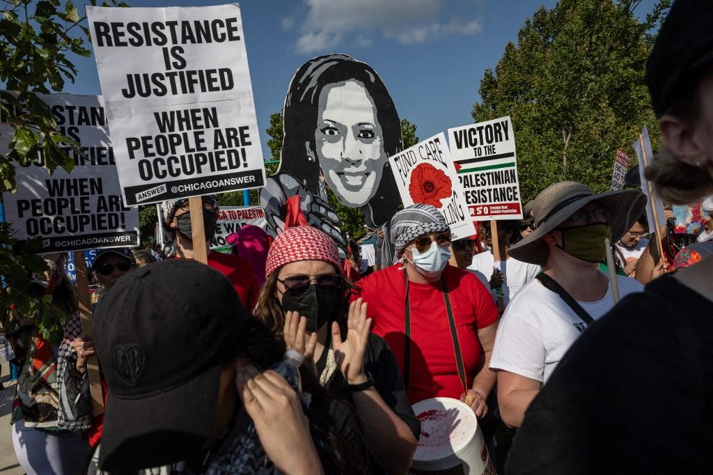 Des manifestants propalestiniens ont défilé près de la convention nationale du Parti démocrate, à Chicago, pour dénoncer le soutien de Washington à la guerre menée par Israël dans la bande de Gaza. [Getty Images via AFP - JOHN MOORE]