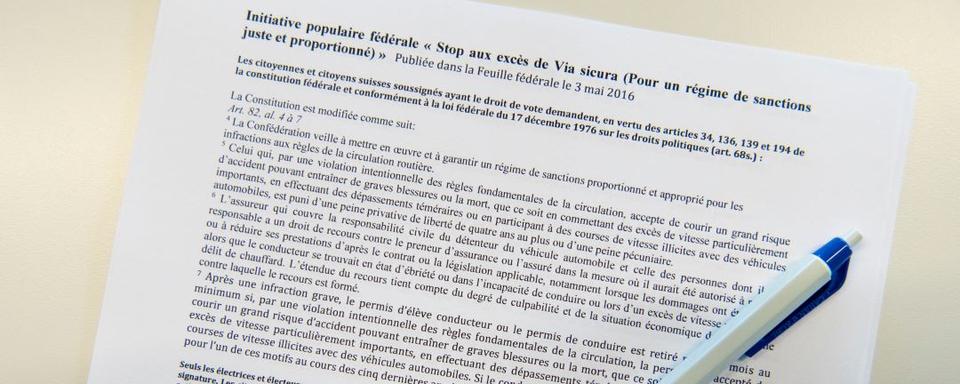 Les récoltes de signatures pourraient être électroniques dans le futur pour tenter ''d'éviter les fraudes'', juge le Conseil des États. [Keystone - Laurent Gillieron]