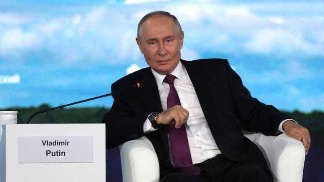 Le président russe Vladimir Poutine assiste à une session plénière du Forum économique oriental 2024 (EEF) à l'Université fédérale d'Extrême-Orient à Vladivostok, en Russie, le 5 septembre 2024. [Keystone - VYACHESLAV PROKOFYEV/SPUTNIK/KREMLIN POOL]