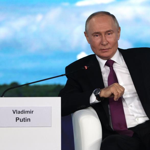 Le président russe Vladimir Poutine assiste à une session plénière du Forum économique oriental 2024 (EEF) à l'Université fédérale d'Extrême-Orient à Vladivostok, en Russie, le 5 septembre 2024. [Keystone - VYACHESLAV PROKOFYEV/SPUTNIK/KREMLIN POOL]