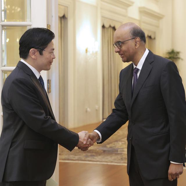 Le Premier ministre Lawrence Wong (gauche), le 13 mai 2024. [Ministry of Communications and Information via AP - Mohd Fyrol]