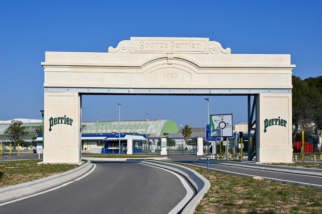 L'entrée de l'usine Perrier à Vergèze, dans le Gard, en France [Hans Lucas via AFP - Eric Beracassat]