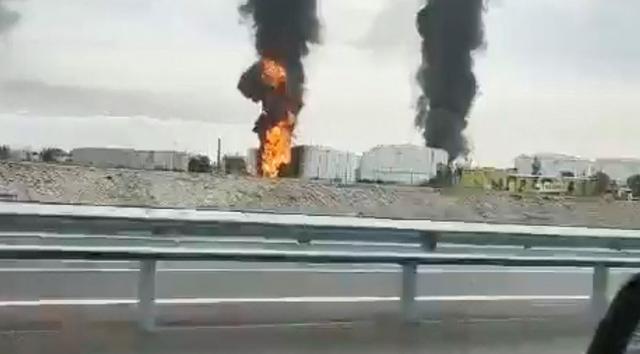 Les autorités russes ont fait état d'un important incendie lundi dans un terminal pétrolier en Crimée. [via REUTERS - Social Media]