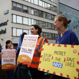 Les médecins hospitaliers en grève le 11 août 2023, à Londres en Angleterre. [AFP - Henry Nicholls]