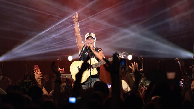 Le chanteur et musicien franco-espagnol Manu Chao en concert près de Paris en fin 2024. [Keystone/EPA - André Pain]