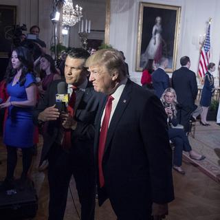 Donald Trump en compagnie du présentateur de Fox News Pete Hegseth lors d'un événement à la Maison Blanche à Washington, le jeudi 6 avril 2017. [Keystone - AP Photo/Andrew Harnik]