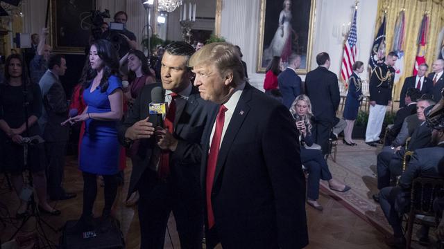 Donald Trump en compagnie du présentateur de Fox News Pete Hegseth lors d'un événement à la Maison Blanche à Washington, le jeudi 6 avril 2017. [Keystone - AP Photo/Andrew Harnik]