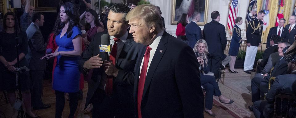 Donald Trump en compagnie du présentateur de Fox News Pete Hegseth lors d'un événement à la Maison Blanche à Washington, le jeudi 6 avril 2017. [Keystone - AP Photo/Andrew Harnik]